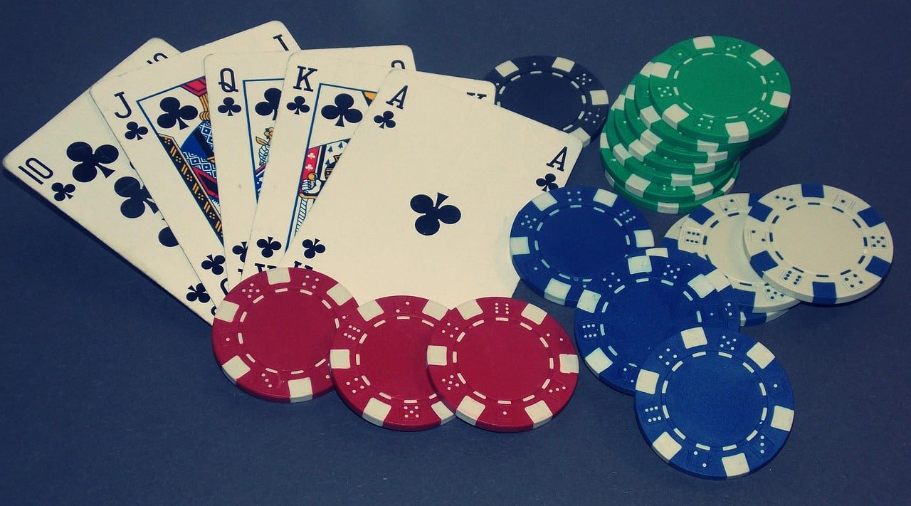 18subindo Gaple Online gameplay interface showing domino tiles and player positions