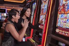 18subindo live baccarat dealer studio with multi-camera feed and real-time card display